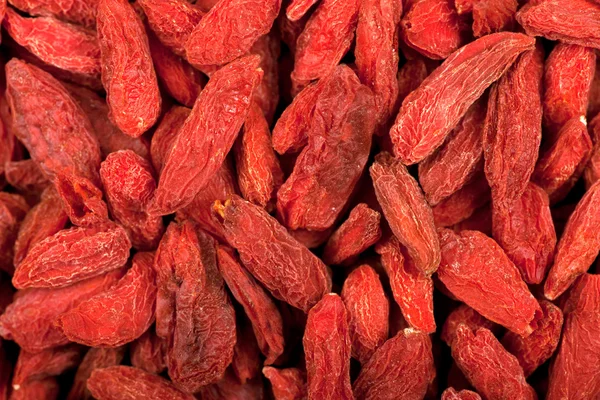 Goji の果実を乾燥させたάνδρας να επιβάλει γυναίκα στα χέρια στο Λιβάδι το καλοκαίρι — ストック写真