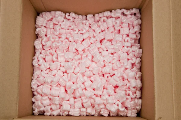 Espuma de embalaje rosa en cajas de papel — Foto de Stock