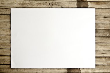 Bambu zemin üzerine beyaz kağıt