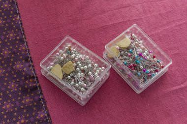 üzerinde kırmızı el yapımı ipek iğne