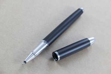 kahverengi renk kağıt üzerinde siyah renkli kalem