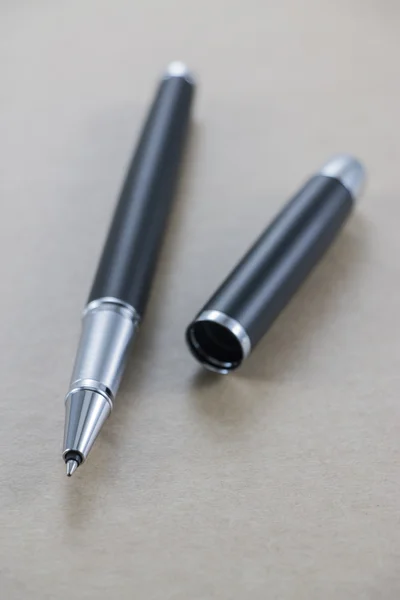 Siyah renkli kalem kahverengi renk not defteri koymak — Stok fotoğraf