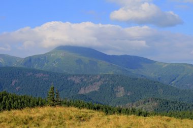 Bulutların tepesindeki dağ