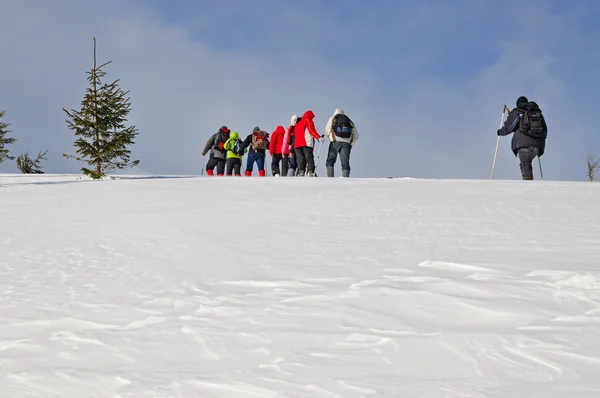 Turistas en caminata de invierno — Foto de Stock