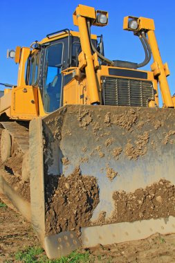 bir inşaat alanı üzerinde buldozer