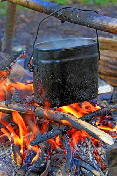 Hervidor sobre fuego —  Fotos de Stock