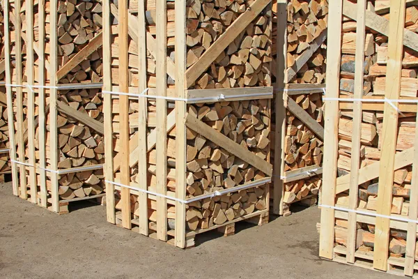 Πελεκημένη φωτιά ξύλο σε συσκευασία σε παλέτες Εικόνα Αρχείου