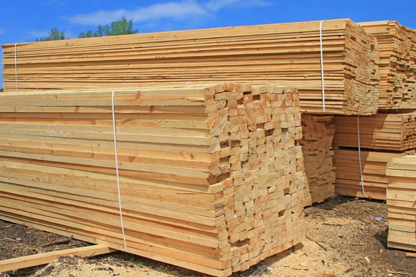 Tablero de bordes en pilas — Foto de Stock