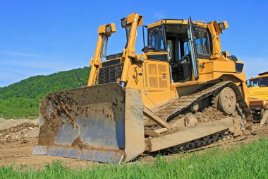 bir inşaat alanı üzerinde buldozer