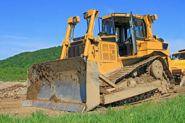 La excavadora en un sitio de construcción — Foto de Stock