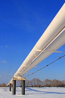 yüksek basınçlı boru hattı bir kış manzarası