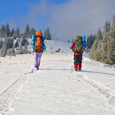 turistler kış yürüyüş