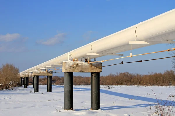 Die Hochdruck-Pipeline in einer Winterlandschaft — Stockfoto