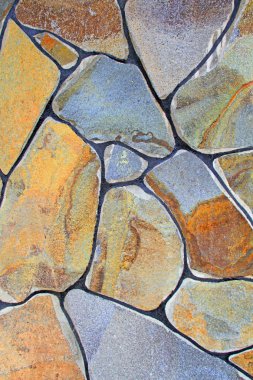 Çatlamış bir taştan bir duvar parçası.