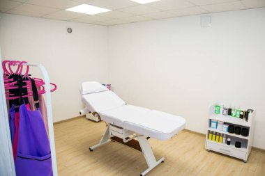 Boş beyaz şekerleme masası, sandalye, spa salonunda bir sonraki müşteri için hazır.