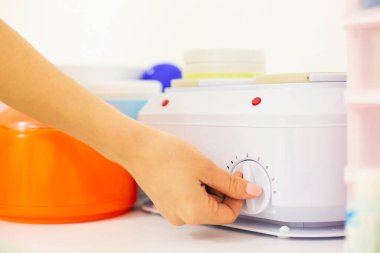 Spa salonunda profesyonel beyaz balmumu ısıtıcısı