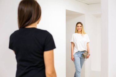 Güzel, genç, beyaz, sarışın bir kız esmer resepsiyonist tarafından karşılanan bir spa salonuna geliyor.