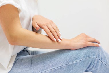 Güzel, genç, beyaz, sarışın bir kız spa salonunda kendini okşuyor ve bir ameliyata hazırlanıyor.