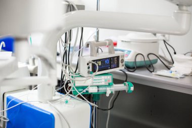 Hastanede ameliyattan önce sandalyeli ve stomatolojik ekipmanlı profesyonel dişçi dolabı.