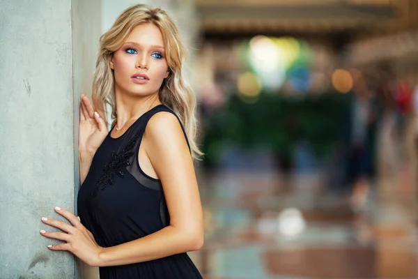 Menina Loira Bonita Atraente Andando Posando Terno Preto Longo Livre — Fotografia de Stock