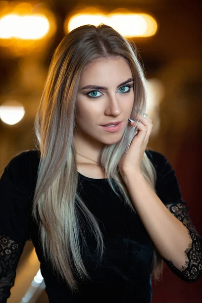 Mladá Sexy Blondýnka Dívka Černé Krátké Šaty Stojící Teplém Hotelu — Stock fotografie