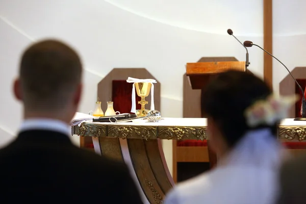 Recién casados en la iglesia católica — Foto de Stock