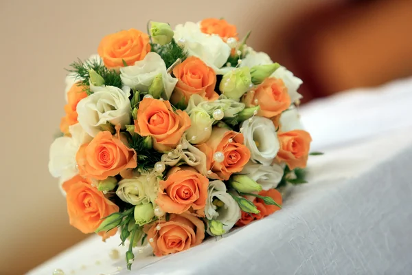 Wedding rose bouquet on kneeler — Stock Photo, Image