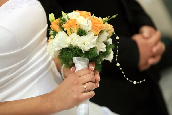 Mariée avec bouquet de roses — Photo