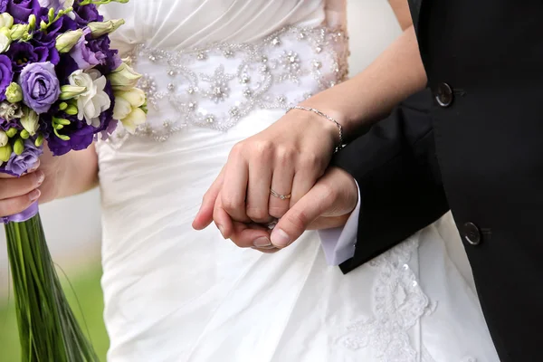 La novia con el ramo de boda — Foto de Stock