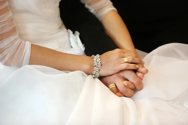 Newlyweds at the catholic church — Stock Photo, Image