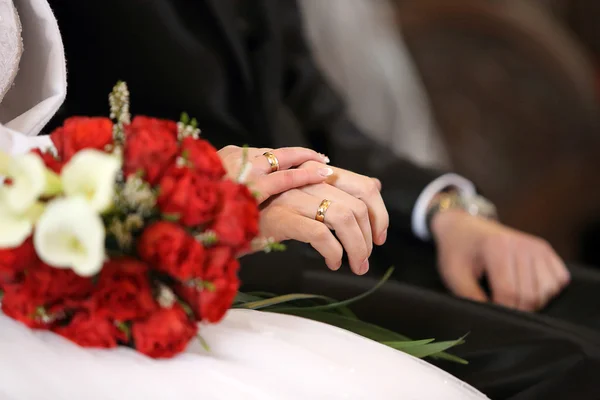 Newlyweds hands with wedding rings — Stock Photo, Image