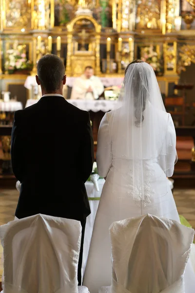 Recém-casados na igreja católica — Fotografia de Stock