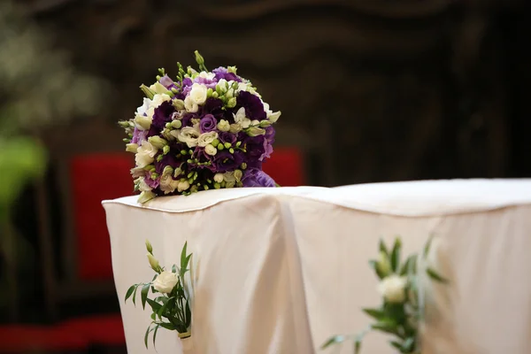 Wedding bouquet on kneeler — Stock Photo, Image