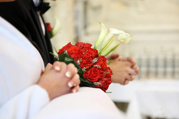 Bouquet de casamento nupcial deitado no hassock enquanto o jovem golpe — Fotografia de Stock