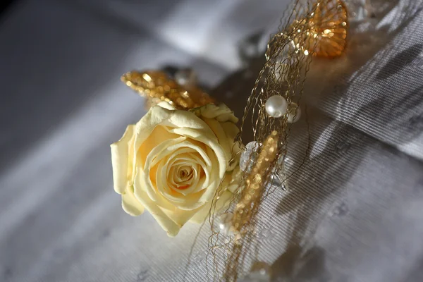 Жовта троянда бутоньєрка для нареченого — стокове фото