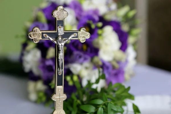 Svatební kytice a kříž na požehnání — Stock fotografie