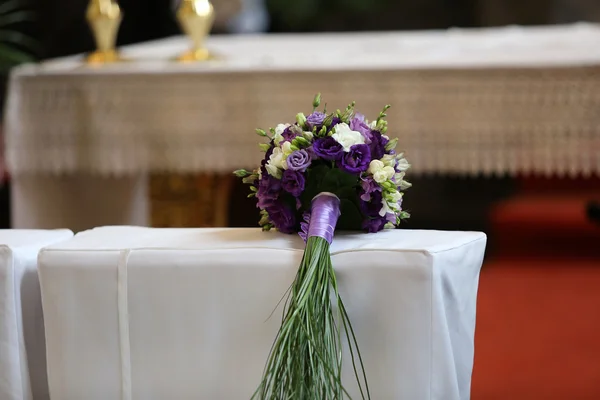 Bruids bruiloft boeket liggend op de hassock — Stockfoto