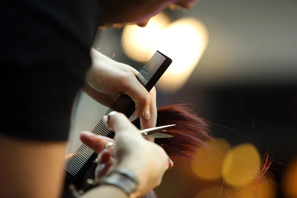 Friseur schneidet Haare — Stockfoto