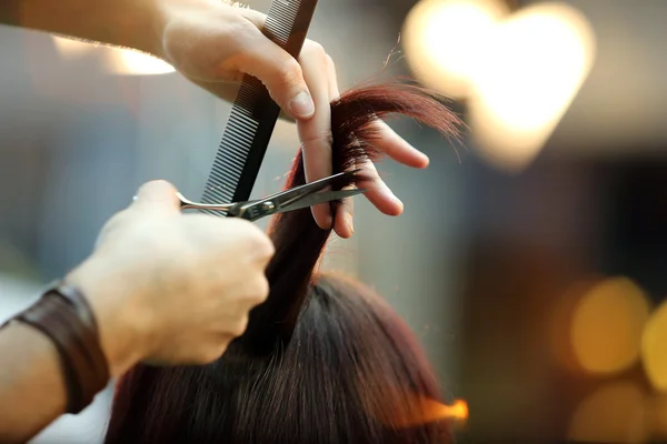 Barber cutting hair — Stock Photo, Image