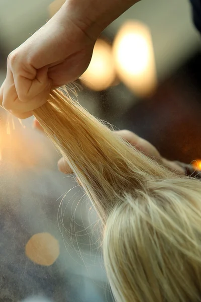 Fryzjer Czesanie włosów przez szczotka i suszarka do włosów — Zdjęcie stockowe