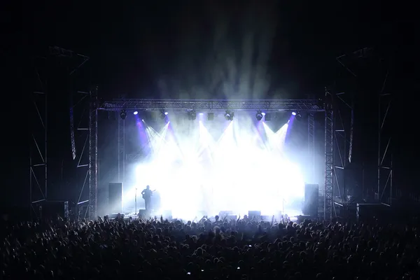 Music concert with stage and audience at live concert — Stock Photo, Image