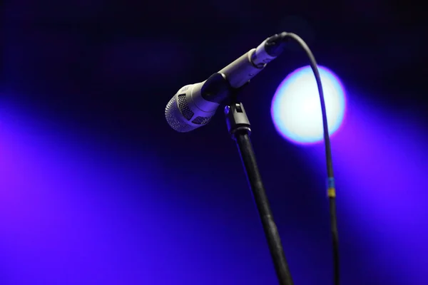 O microfone no palco antes do concerto — Fotografia de Stock