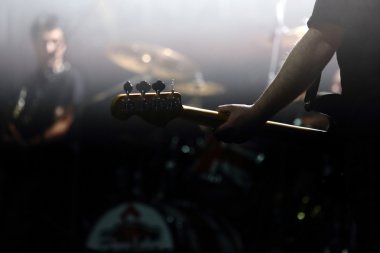 konser sırasında sahneye gitarist