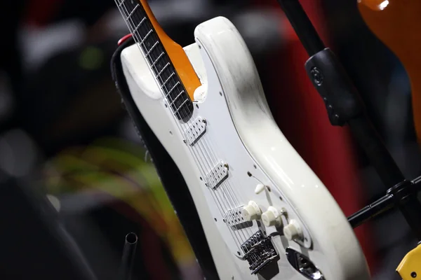 White guitar solo on the stand before the concert — Stock Photo, Image
