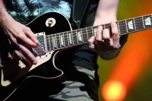 Gitarist on the stage during the concert — Stock Photo, Image