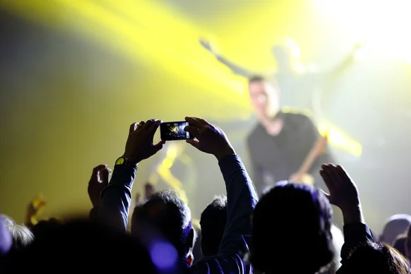 Audience at live concert — Stock Photo, Image