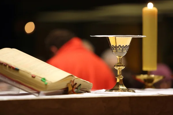 Cáliz sobre el altar durante la distribución de la Sagrada Comunión —  Fotos de Stock