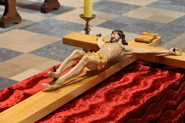Wooden figure of Jesus crucified, in the church during Easter — Stock Photo, Image
