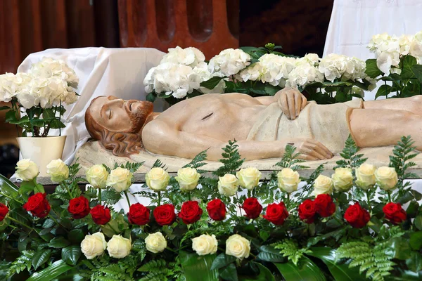 Jesus está deitado no túmulo. Figura de madeira de Jesus na igreja — Fotografia de Stock