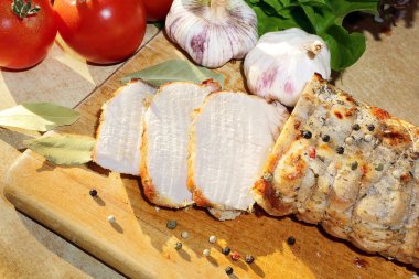 kavrulmuş pork loin ahşap zemin üzerinde otlar ile